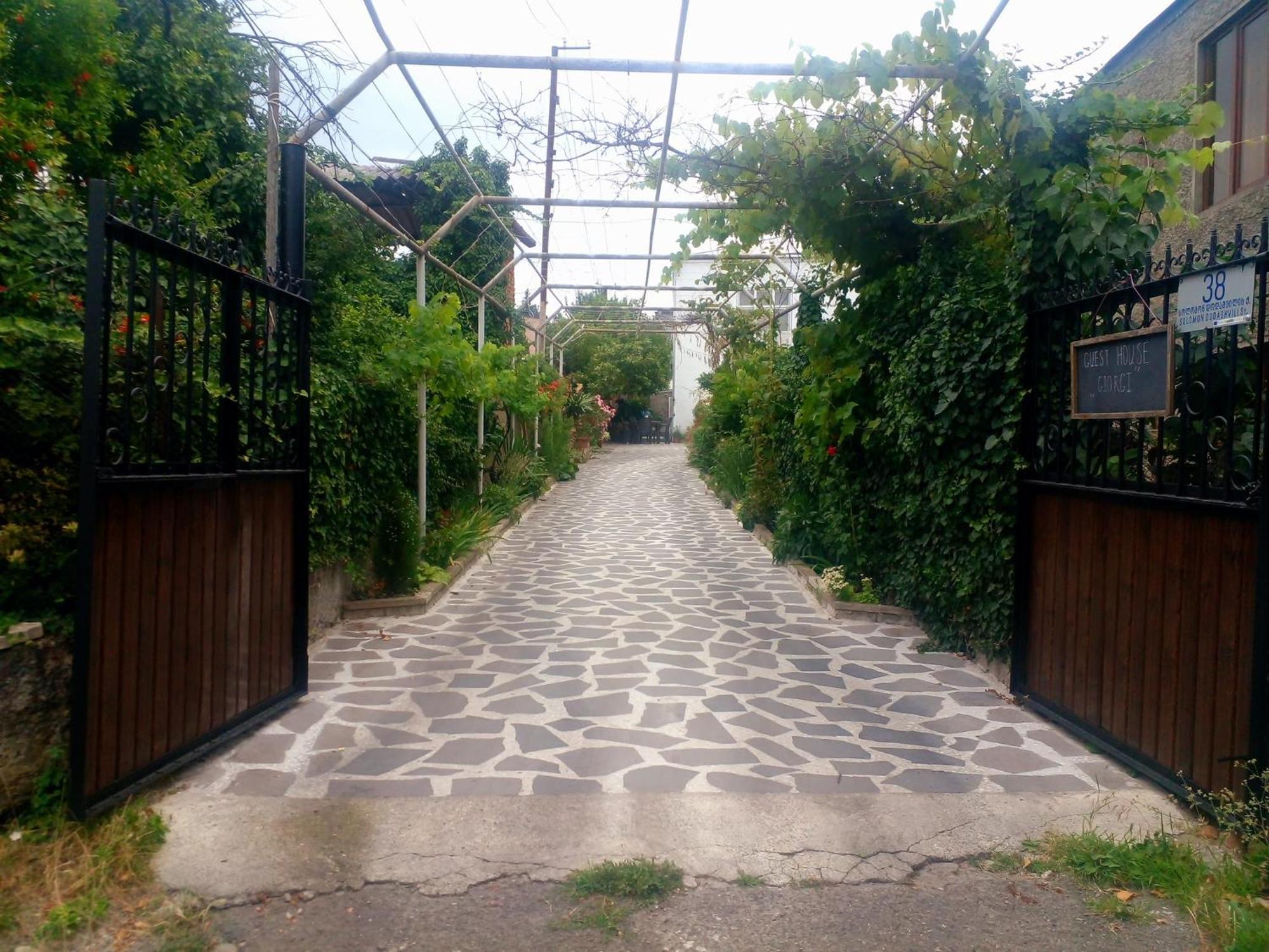 Guesthouse Giorgi Telavi Exterior photo